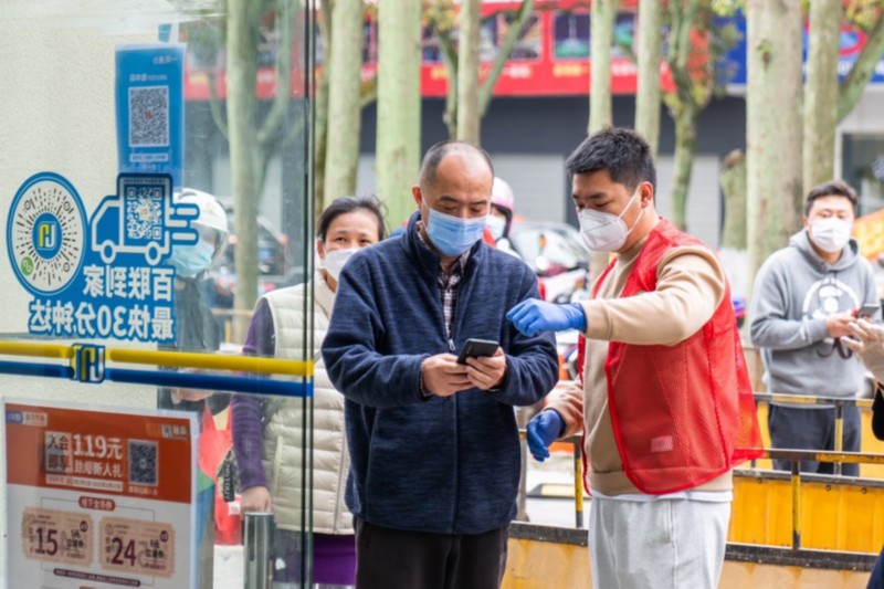防疫|直击沪第一批封控区域核检结束阶梯式管控 这个区的市民外出买菜了