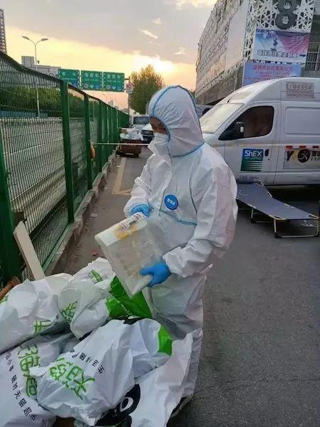 天猫|打地铺住超市,马路边搭临时分拣站,还有小哥在赶来上海的路上……一切都在慢慢变好