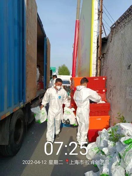 天猫|打地铺住超市,马路边搭临时分拣站,还有小哥在赶来上海的路上……一切都在慢慢变好