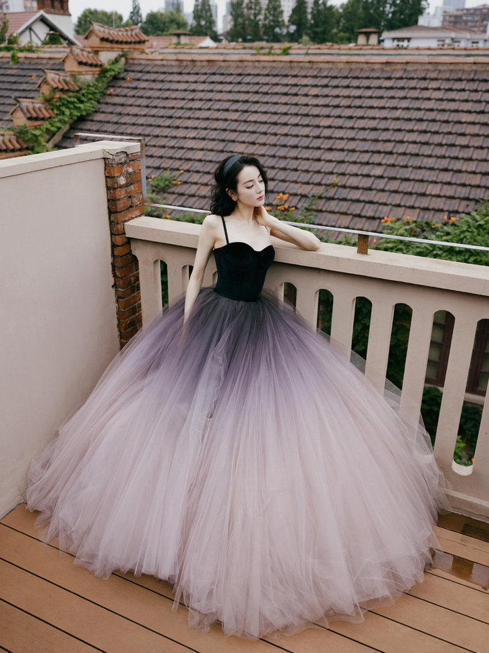 轻纱|迪丽热巴深V吊带裙秀身材 轻纱梦幻浪漫似公主