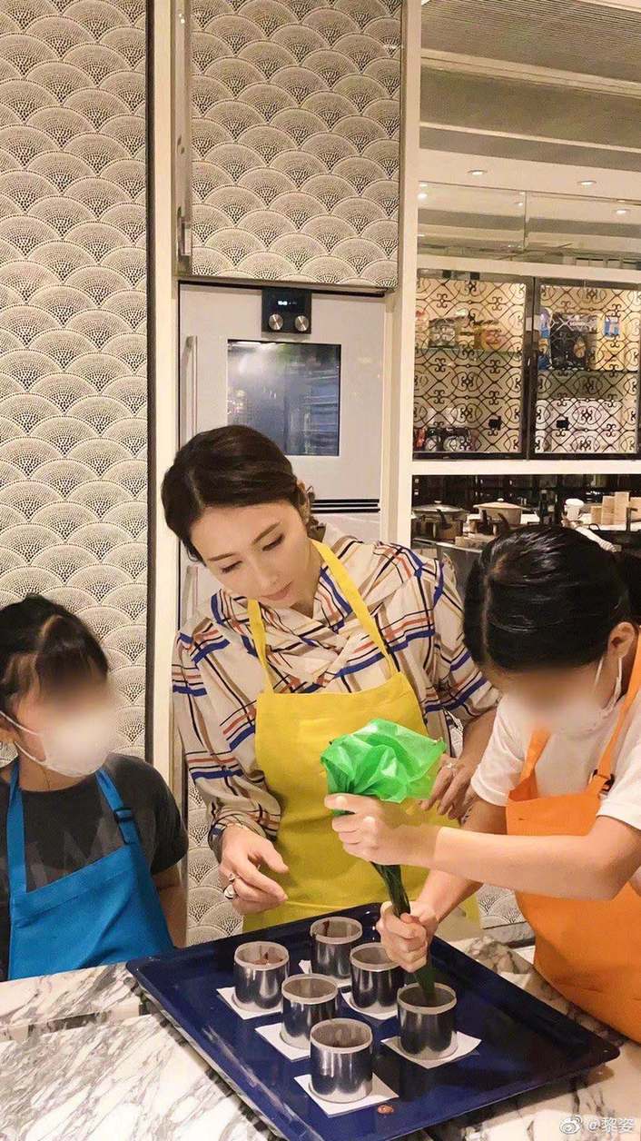 凹造型|黎姿手戴鸽子蛋钻戒做甜品 豪华厨房宽敞如客厅