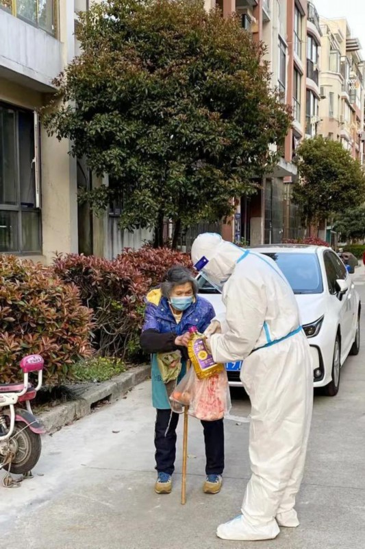 Tony|这位“Tony老师”身兼数职，还发动了全家总动员