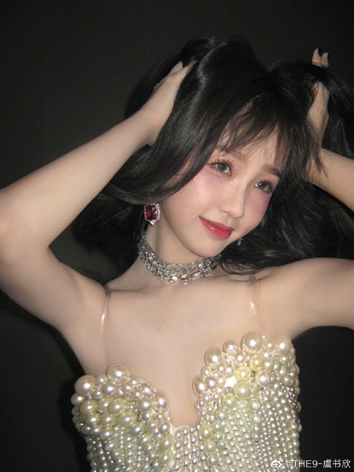抹胸|虞书欣穿珍珠抹胸裙配长靴 性感撩人身材火辣
