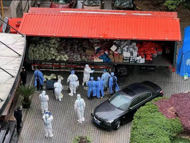 好邻居|83户居民,10天物资,免费赠送!这位“中国好邻居”藏不住了