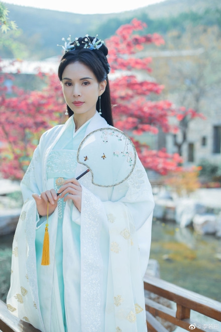小龙女|54岁小龙女李若彤再穿古装 气质优雅仙气十足