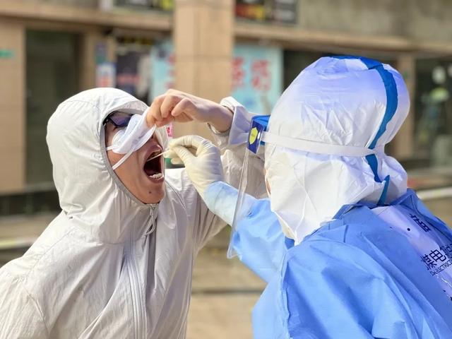 三区|直击杨浦“三区”核酸筛查现场→