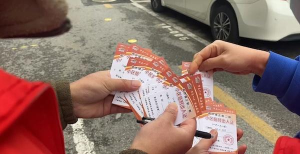 限流|防范区的限时限流,一家有几张出门证?街边的馄饨店开门了吗?进超市要核酸证明吗?菜充足吗?价格贵吗?