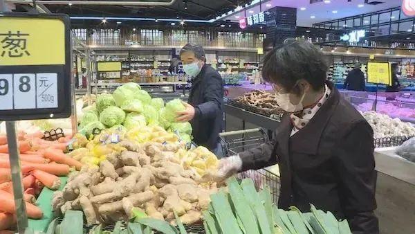 限流|防范区的限时限流,一家有几张出门证?街边的馄饨店开门了吗?进超市要核酸证明吗?菜充足吗?价格贵吗?