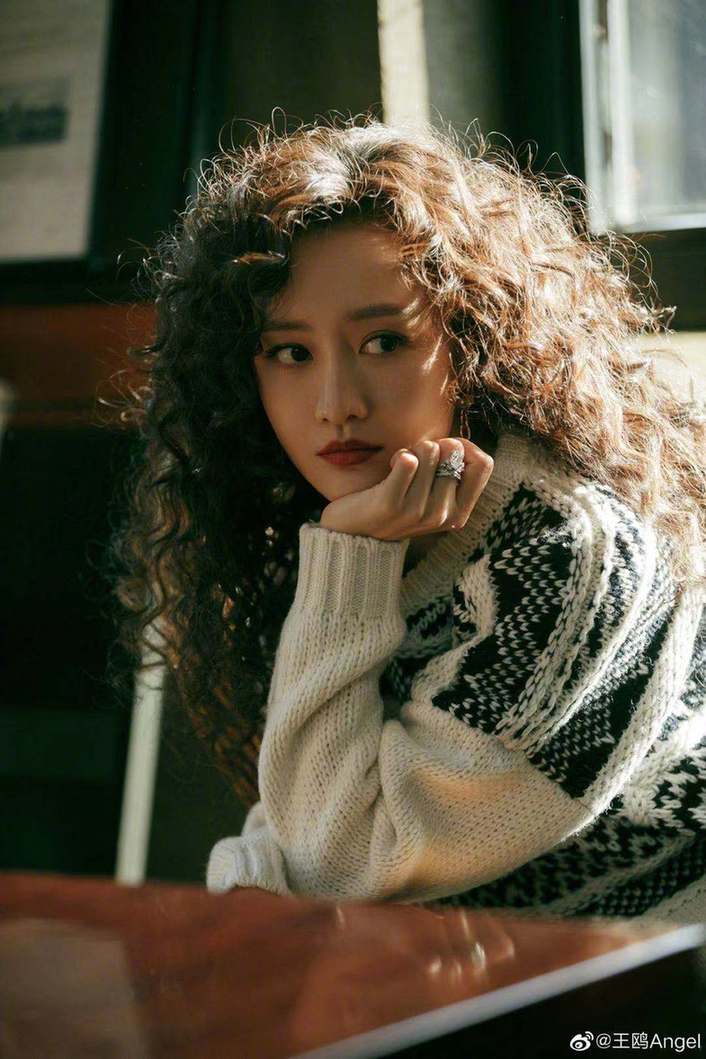 田甜|38岁王鸥"羊毛卷"慵懒时髦 曼妙身姿曲线迷人