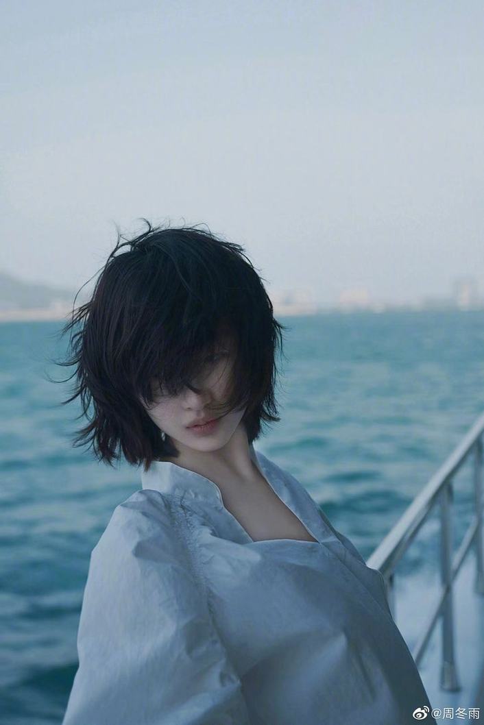 领口|周冬雨晒海边美照 身穿白衬衫领口大开文艺范