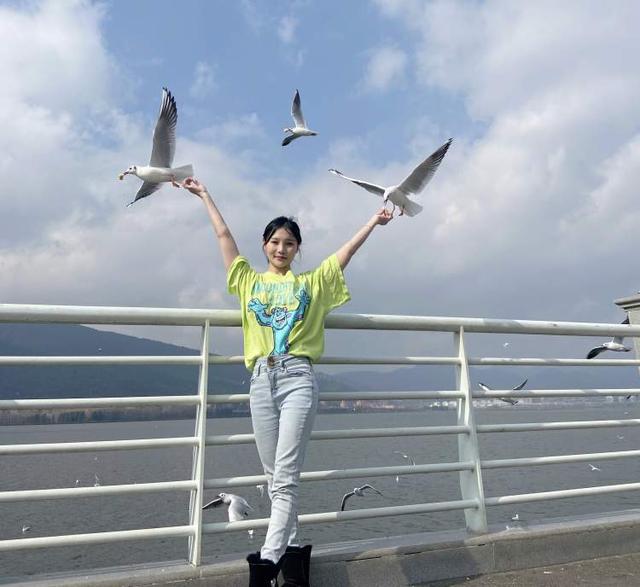 刘畊宏|倒立跳刘畊宏毽子舞的女孩火了!她是曾经获得过金小丑奖的上海杂技团演员