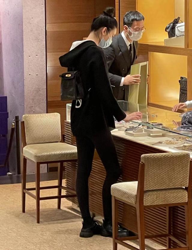 look秀|奚梦瑶背万元名包逛店 一身黑look秀纤细好身材