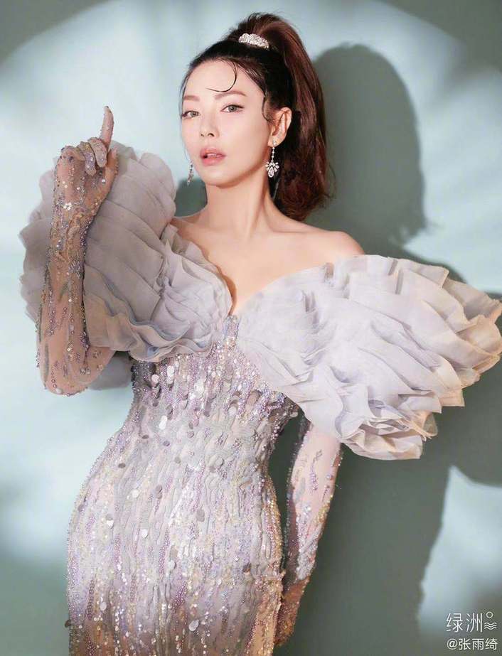 礼服秀|张雨绮露肩礼服秀事业线 风情妩媚被赞天生尤物