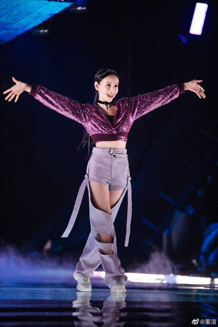 踏青|42岁董洁素颜踏青气质温婉 纤瘦身材长腿吸睛