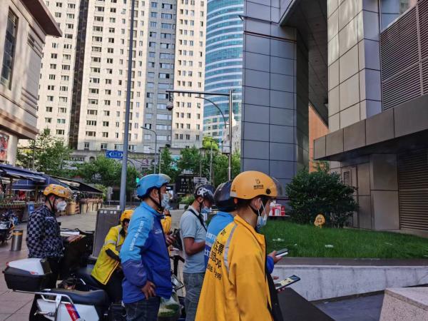 代驾|上海街头的送货小哥:有顾客不停哭着说谢谢,有顾客误会我们私自加价