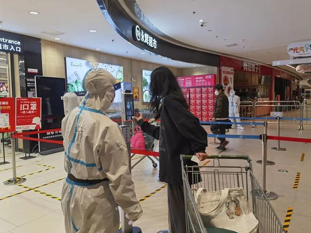 小店|直击徐汇复商复市首日：8家大型商超、102家身边小店恢复线下营业
