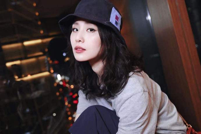 惊艳|33岁刘诗诗抱腿坐窗边侧颜惊艳 长发披肩气质好