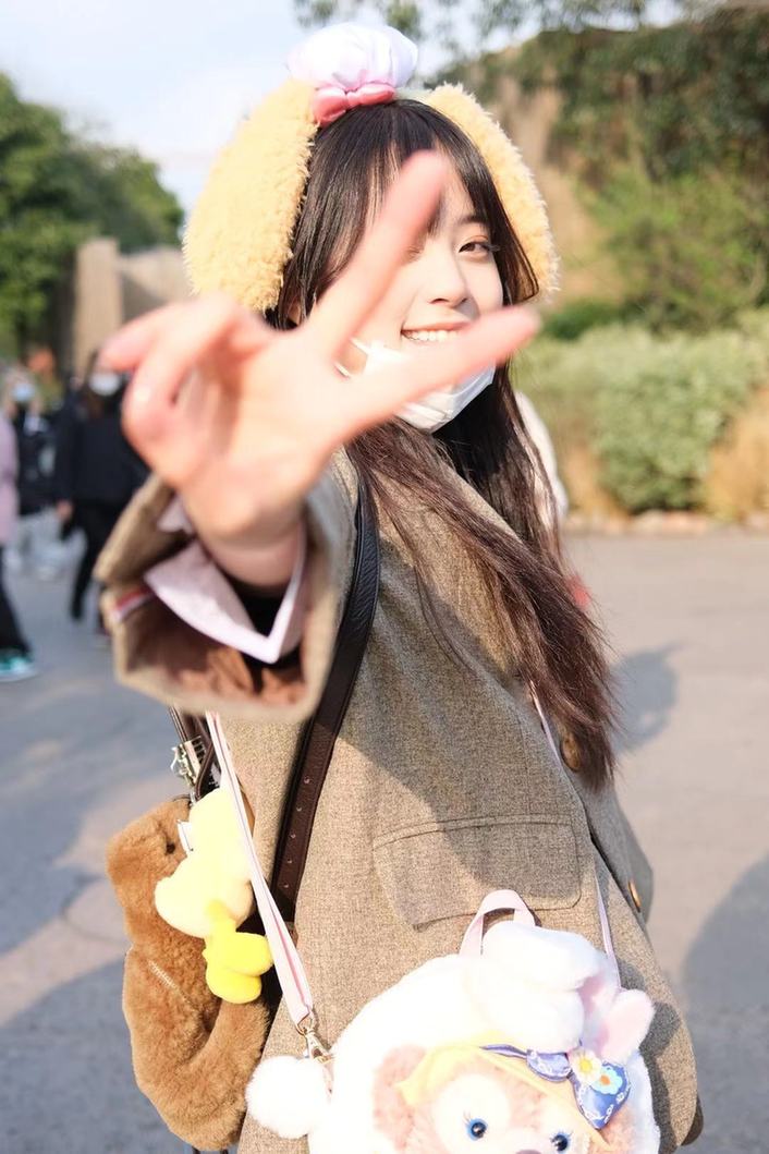 百褶裙秀|欧阳娜娜穿百褶裙秀长腿 腰肢纤细皮肤白皙水嫩