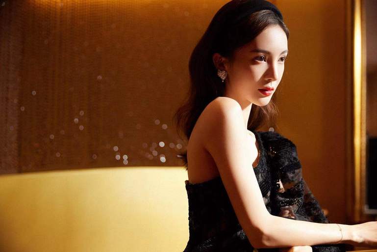 综艺秀|金晨黑纱透视裙气质超绝 长腿若隐若现性感撩人