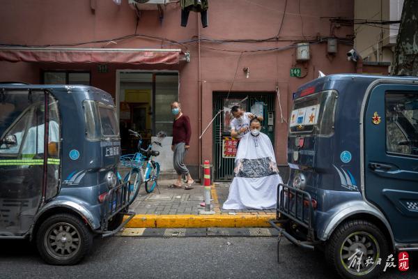 老彭|面馆关了,负责做面的上海爷叔为周围居民剃头