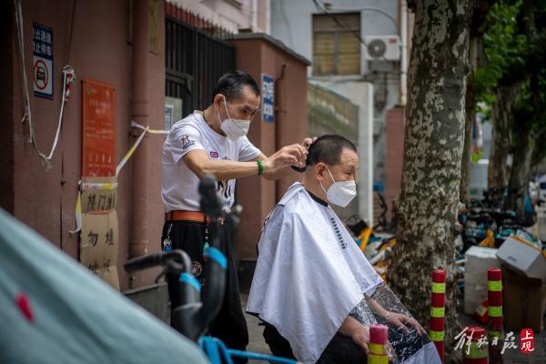 老彭|面馆关了,负责做面的上海爷叔为周围居民剃头