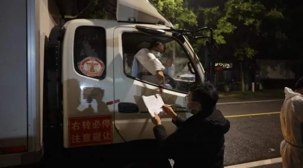 海鲜|上海一位17岁团长火了!“小区需要更多的年轻人站出来!”