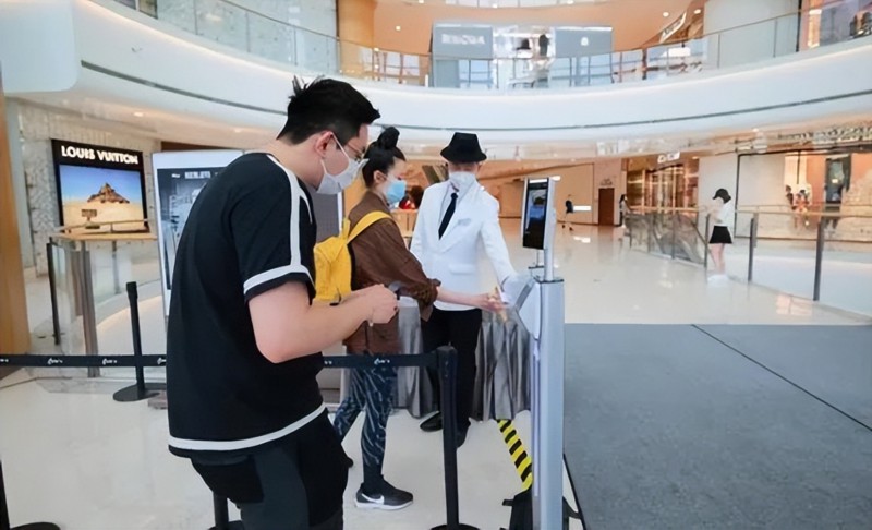 骑单车|上海恒隆广场重新开了!手拎3大包爱马仕,骑单车回家的阿姐火了