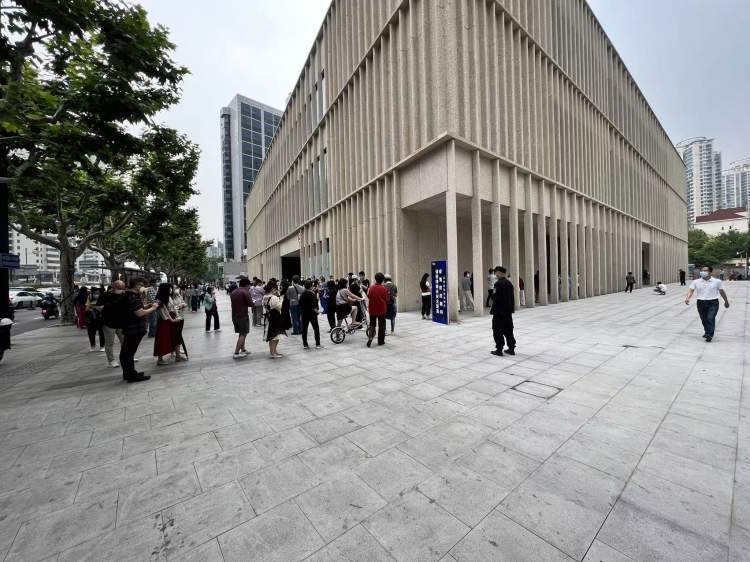 点位|市民纷纷反映核酸排队一小时以上!网友建议增加点位、增派人手