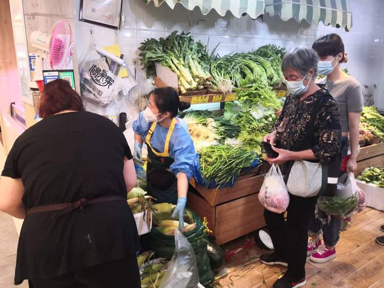 智能手机|扫身份证、刷脸去菜场买活鱼、活虾！菜市场逐步开放，没智能手机的老年人也很方便