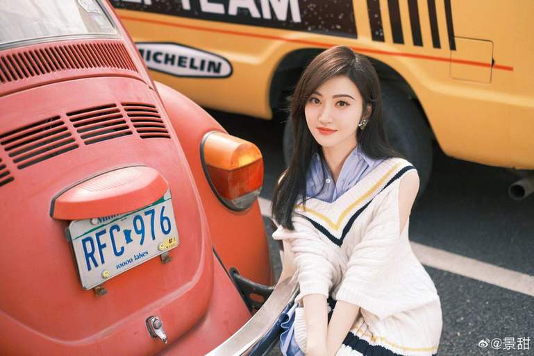 天际|景甜身穿浅蓝泡泡袖上衣灿笑 身材高挑美出天际