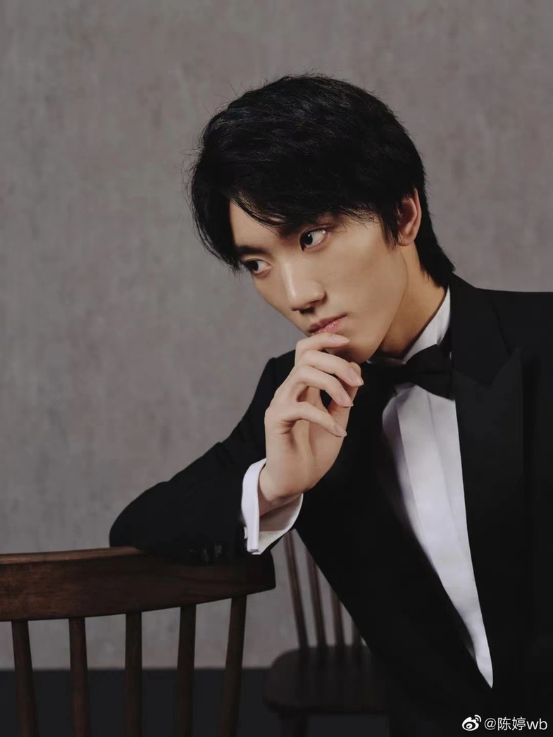 五官|张艺谋20岁儿子近照曝光 鼻梁高五官立体超帅