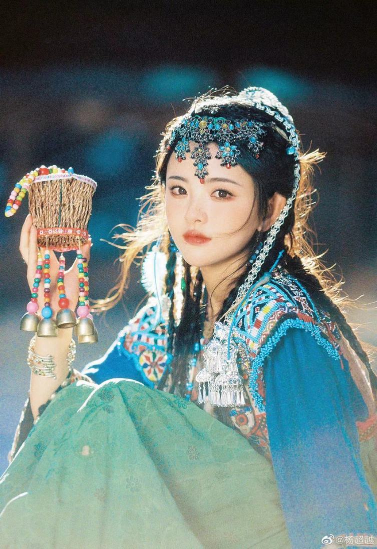 异域|杨超越晒异域公主风造型 美艳迷人妆发超惹眼