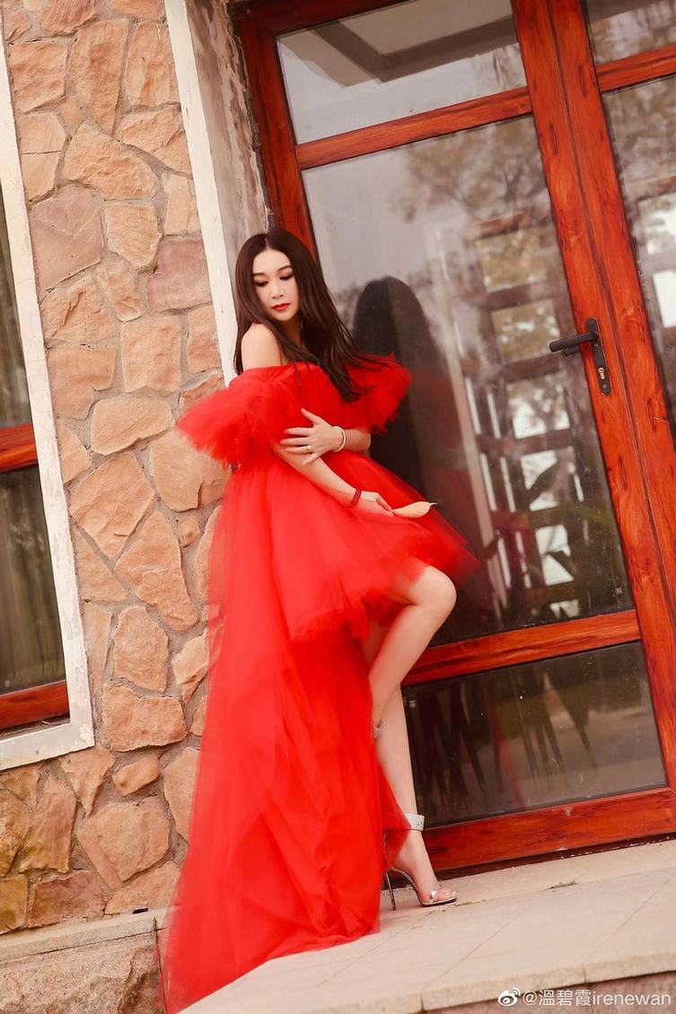 妆容|55岁温碧霞穿红裙明艳动人 妆容精致长发迷人