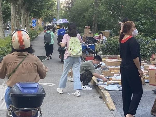 进入小区|无接触配送安全，送货上门方便……上海小区快递、外卖到底能进小区了吗？
