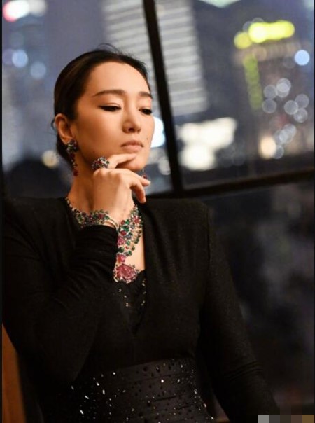 身材曲线|55岁巩俐穿高级礼服拍照 女皇气场强大身材丰腴