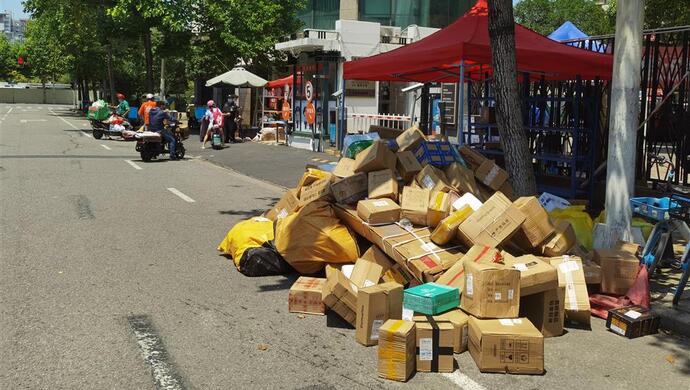 小区物业|上海一小区半个多月丢了52个快件：快递进小区难在哪？