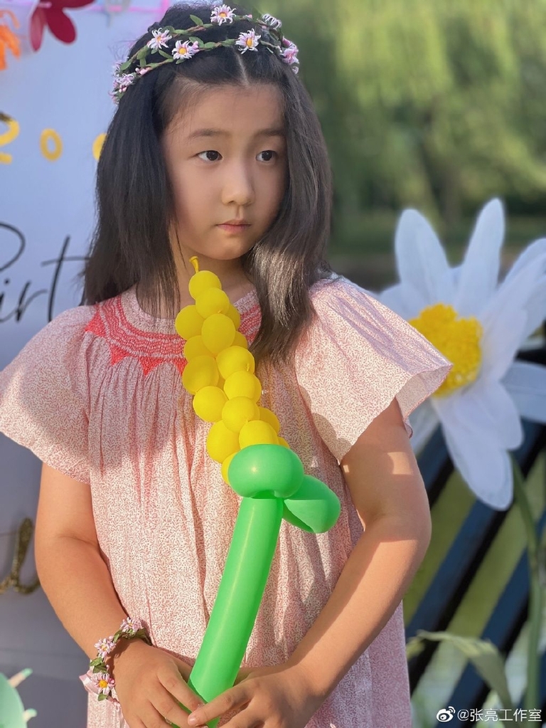 复制|张亮7岁女儿首曝光 气质出众与哥哥如复制粘贴