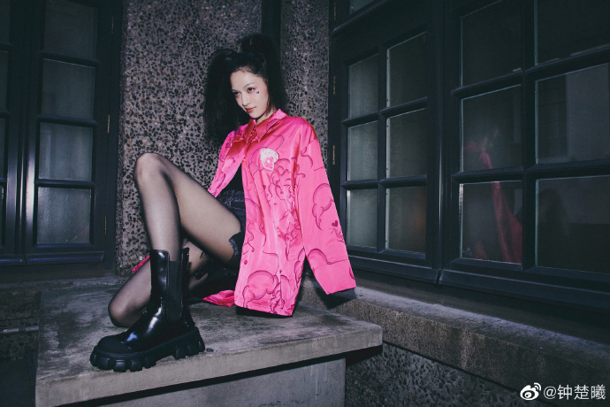 时尚圈|钟楚曦双马尾造型鬼马甜酷 暗黑爱心妆时尚满满