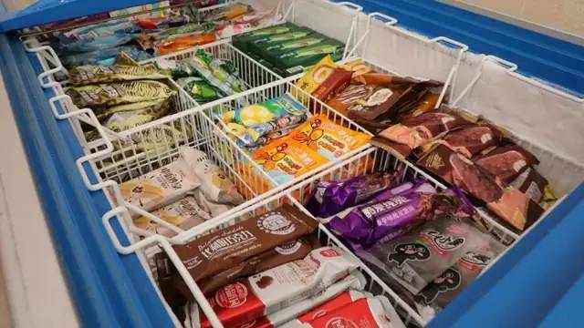 批发市场|最低8毛一根!记者带你探访崇明冷饮批发市场