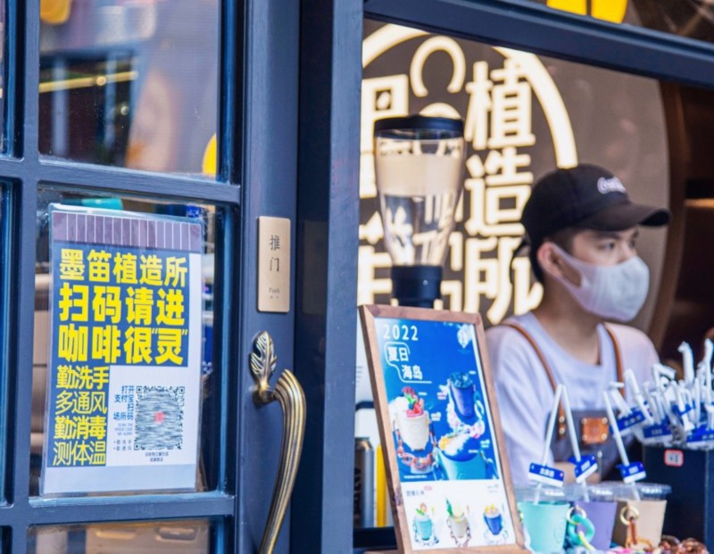 |武康路商家集体为场所码“变装”,创意揽客添新意