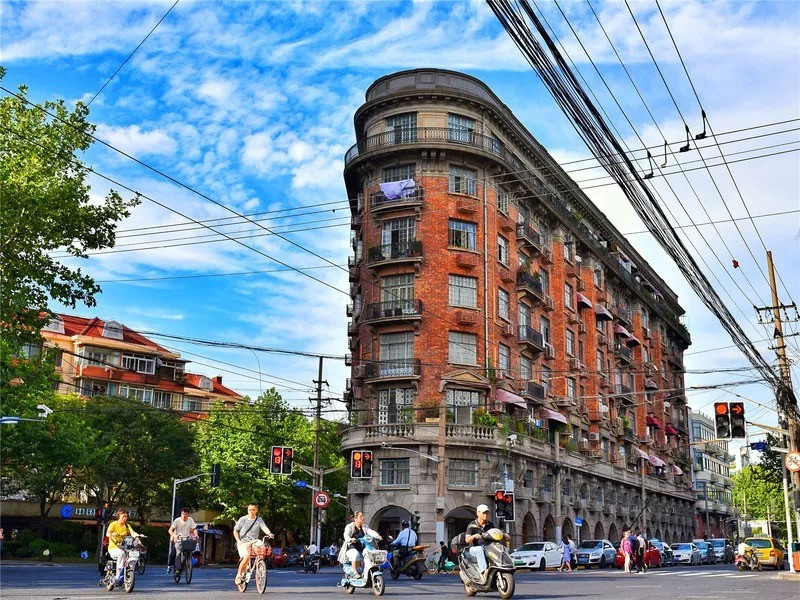 |武康路商家集体为场所码“变装”,创意揽客添新意