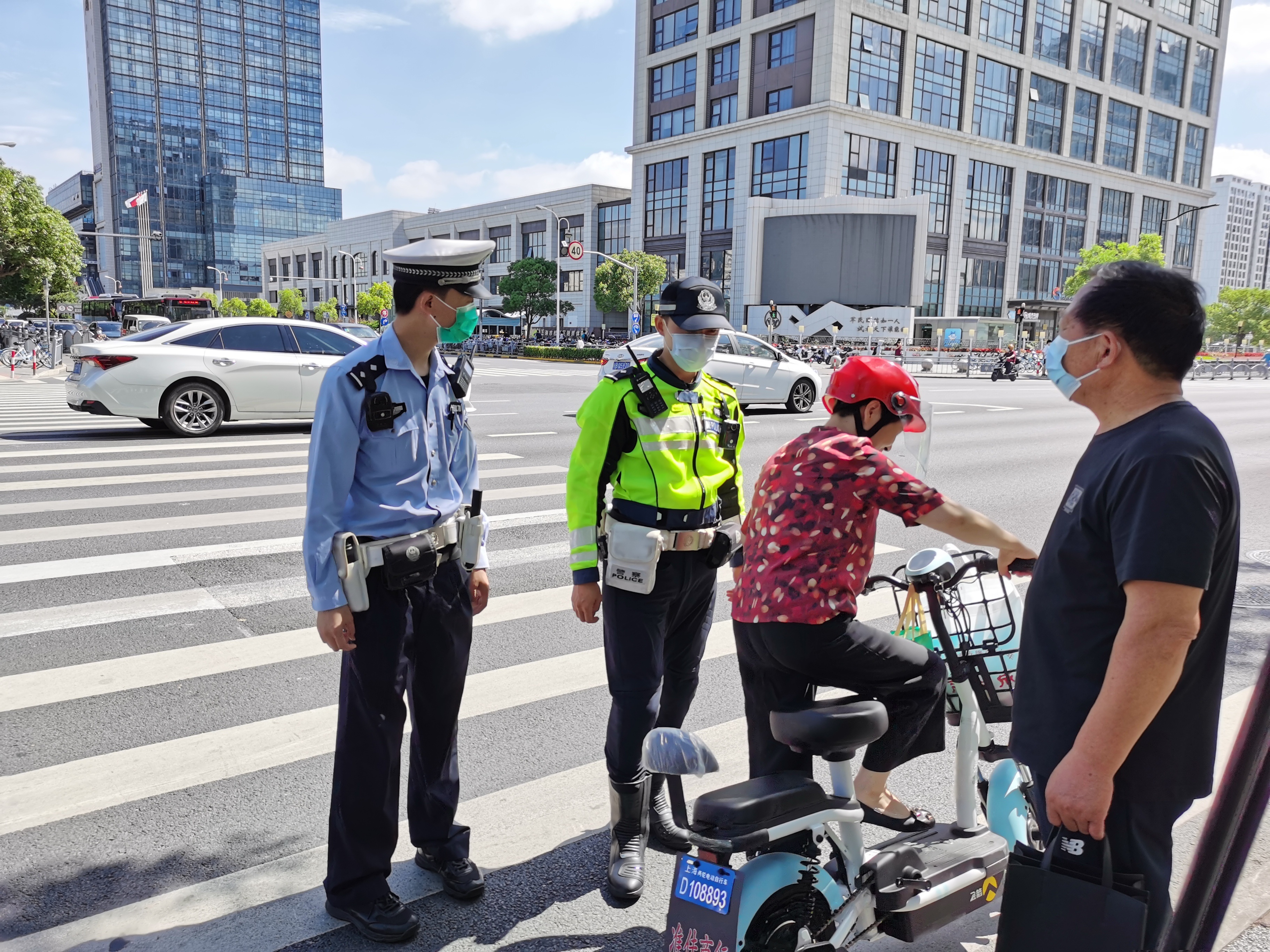 |因天热可以不戴头盔?松江交警:天再热也要扣牢“头盔”保安全