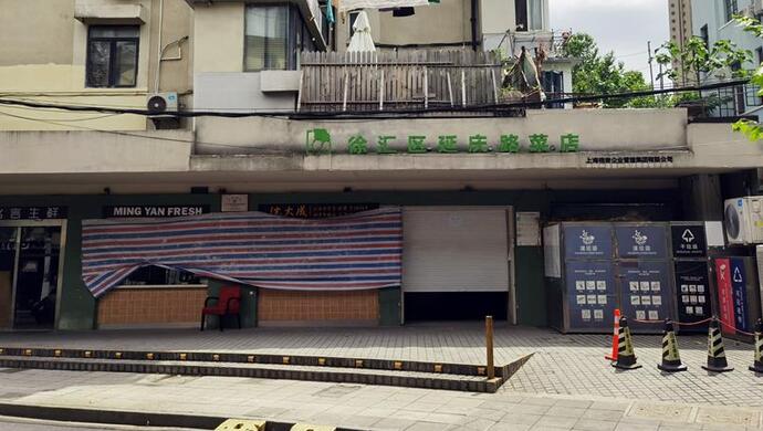 生鲜店|一边正规菜场大门紧闭，一边摊贩路边纷纷摆摊；家门口菜场何时才能开门迎客？