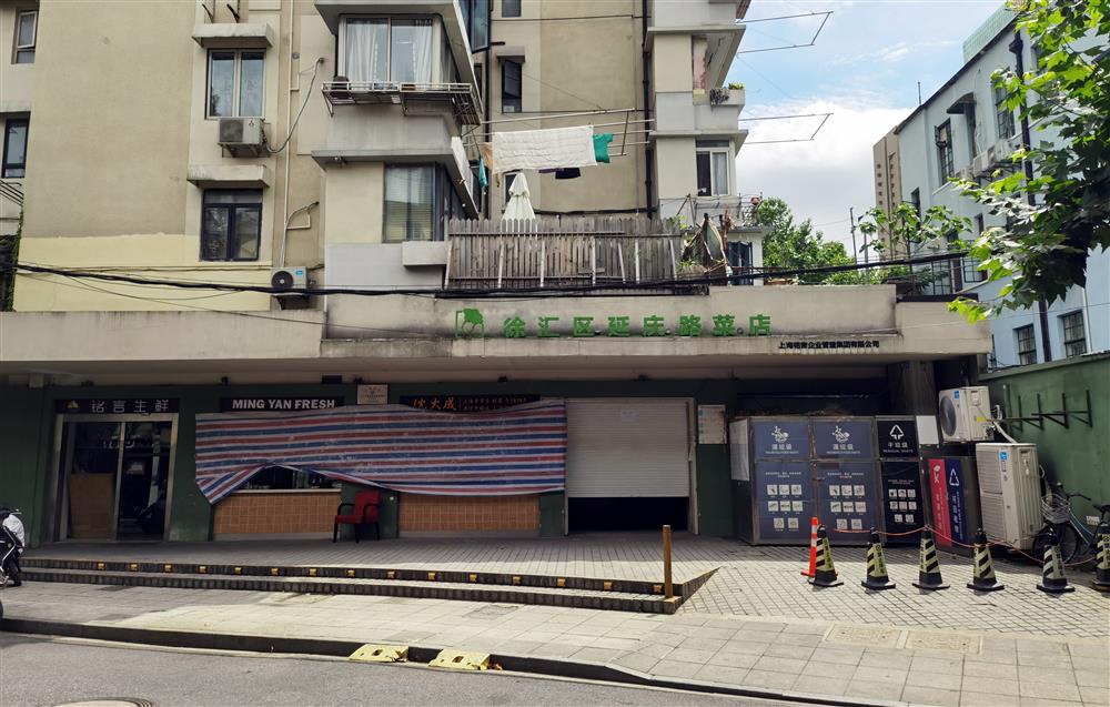 生鲜店|一边正规菜场大门紧闭，一边摊贩路边纷纷摆摊；家门口菜场何时才能开门迎客？