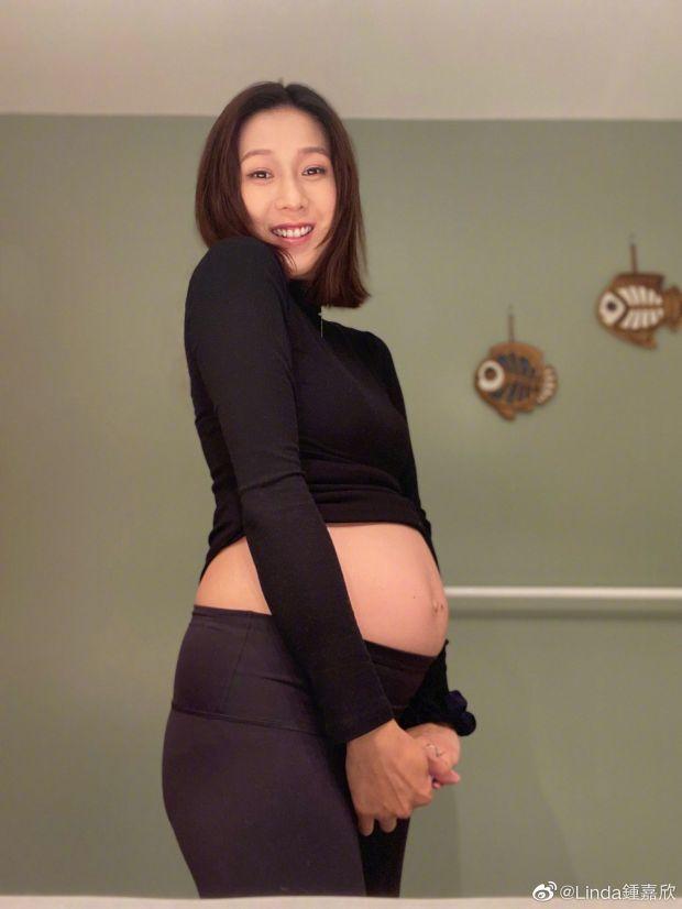 四肢|38岁钟嘉欣晒三胎孕照 肚大如萝四肢纤细状态佳