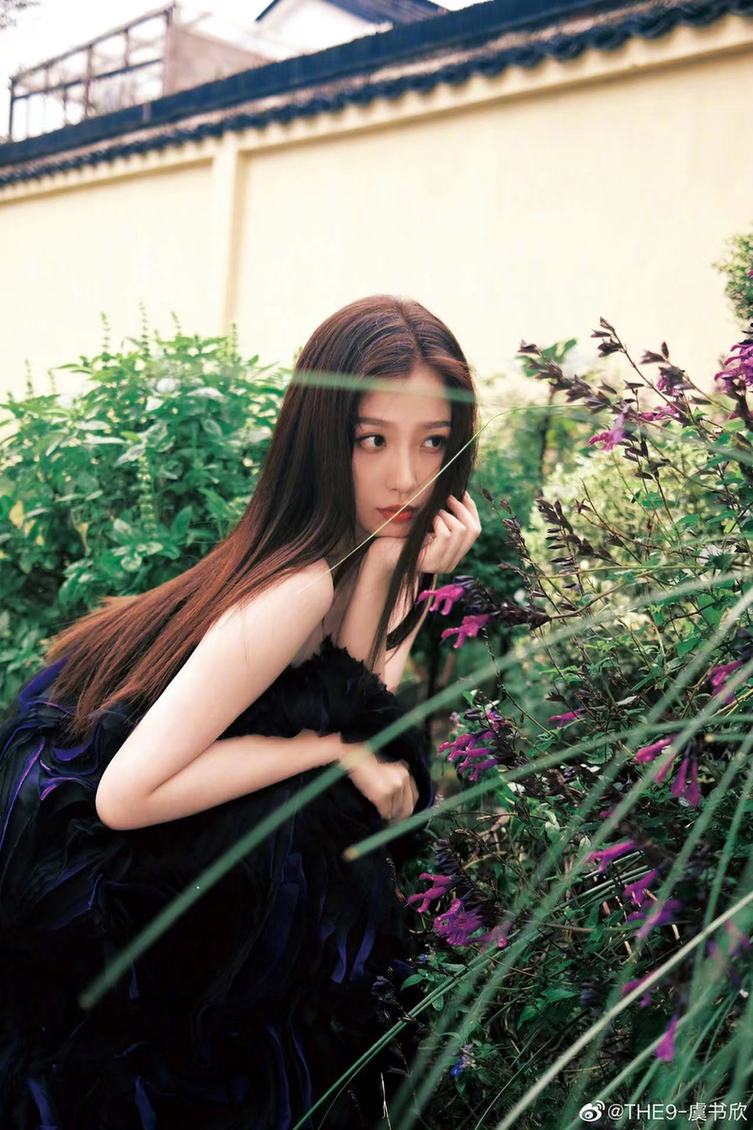 上海热线|上海嗲妹虞书欣穿抹胸裙凹凸有致 优越锁骨吸睛