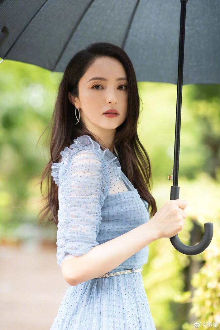 长颈鹿|董璇晒照与长颈鹿梦幻合影 五官精致甜笑气质佳