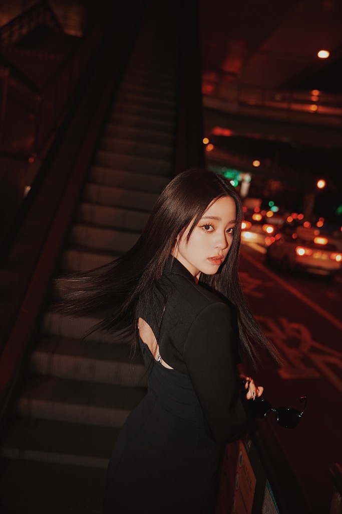 穿吊带|欧阳娜娜穿吊带裙秀香肩性感十足 戴墨镜酷飒范