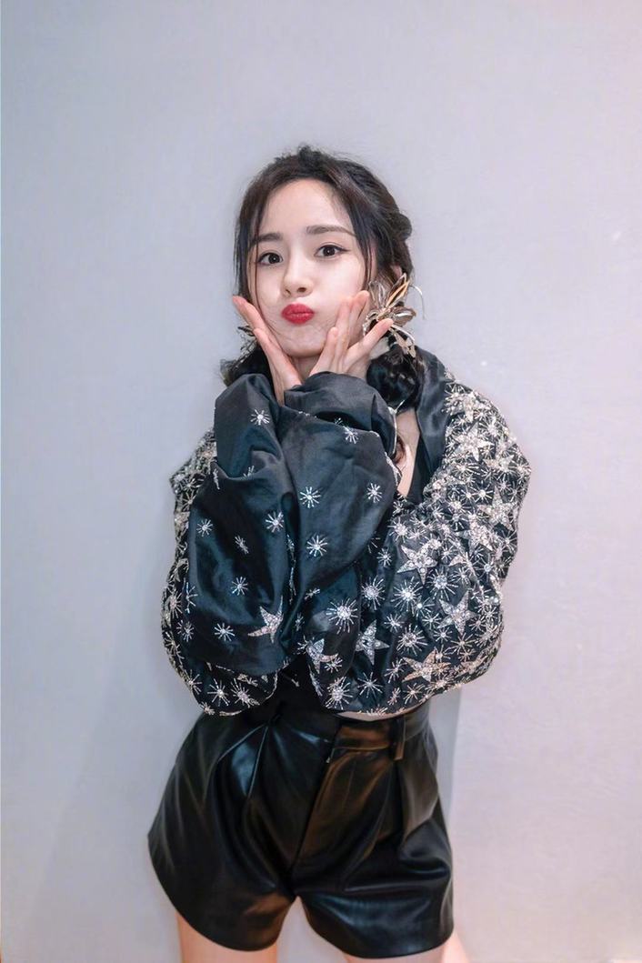 wink|杨幂晒麻花辫俏皮绝美照 秀纤细身材蚂蚁腰绝了