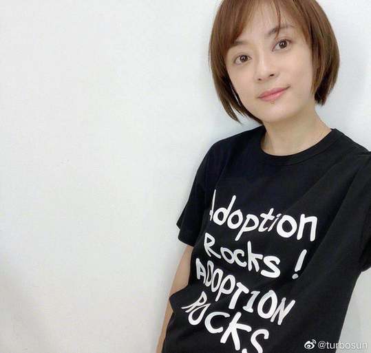 菜地|39岁孙俪菜地兴奋抓猪 打扮朴素表情夸张超可爱